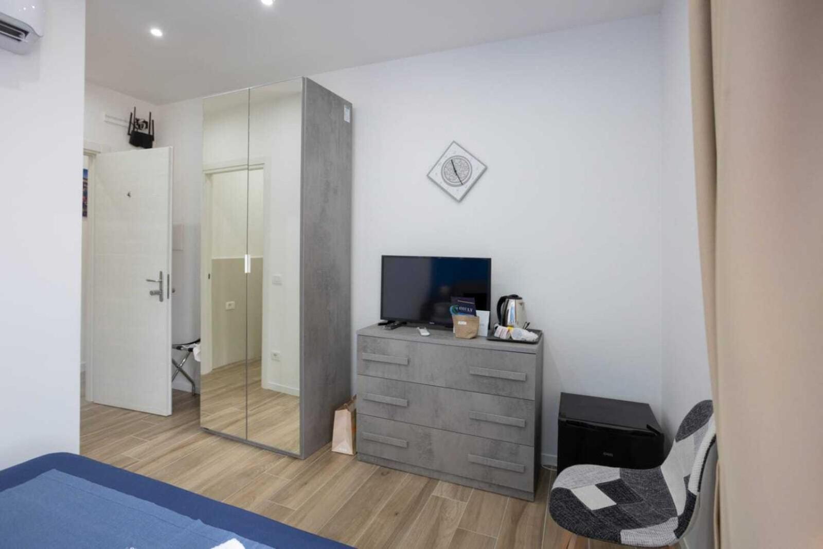 Giuly Suites & Rooms Naples Luaran gambar