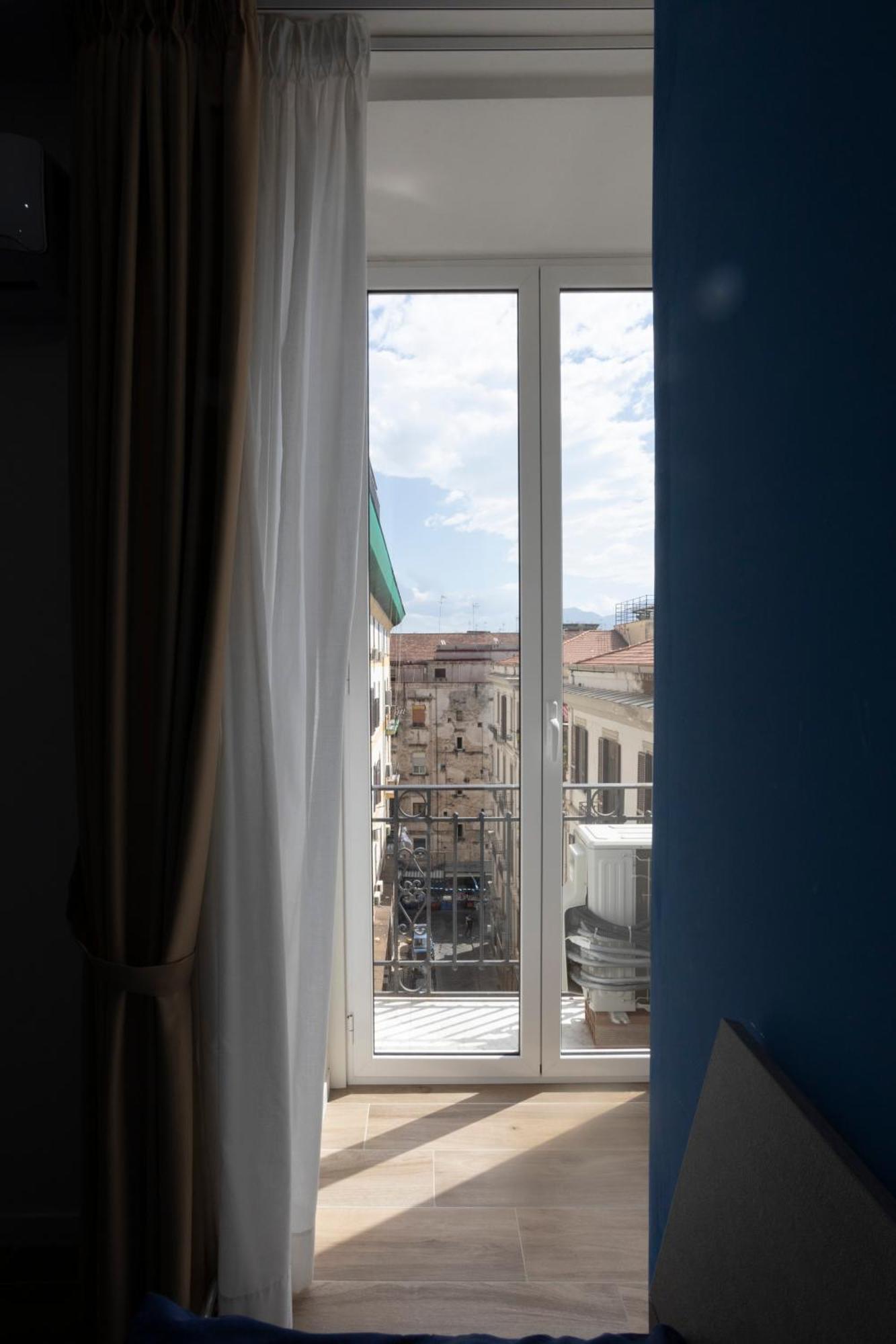 Giuly Suites & Rooms Naples Luaran gambar