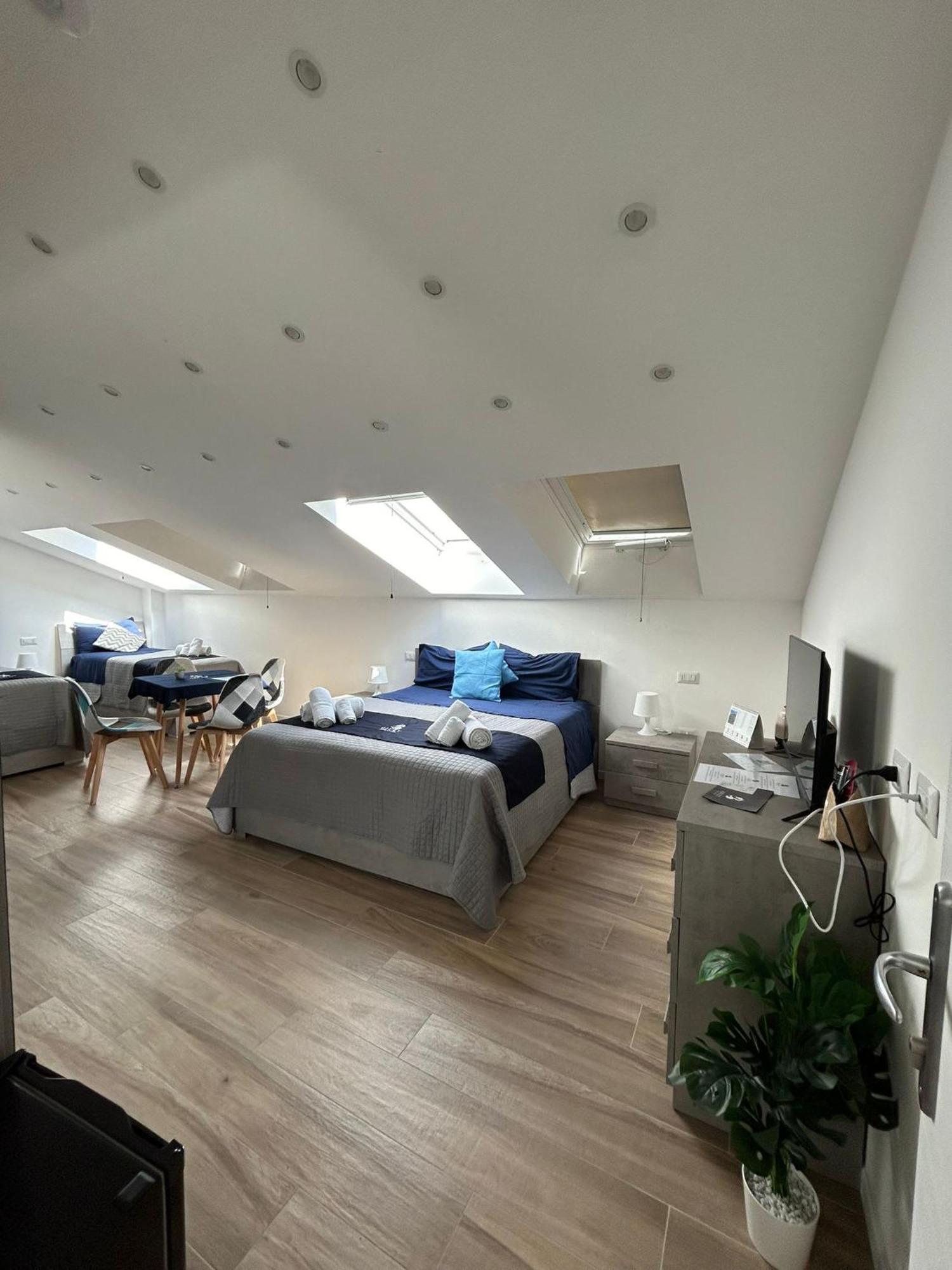 Giuly Suites & Rooms Naples Luaran gambar