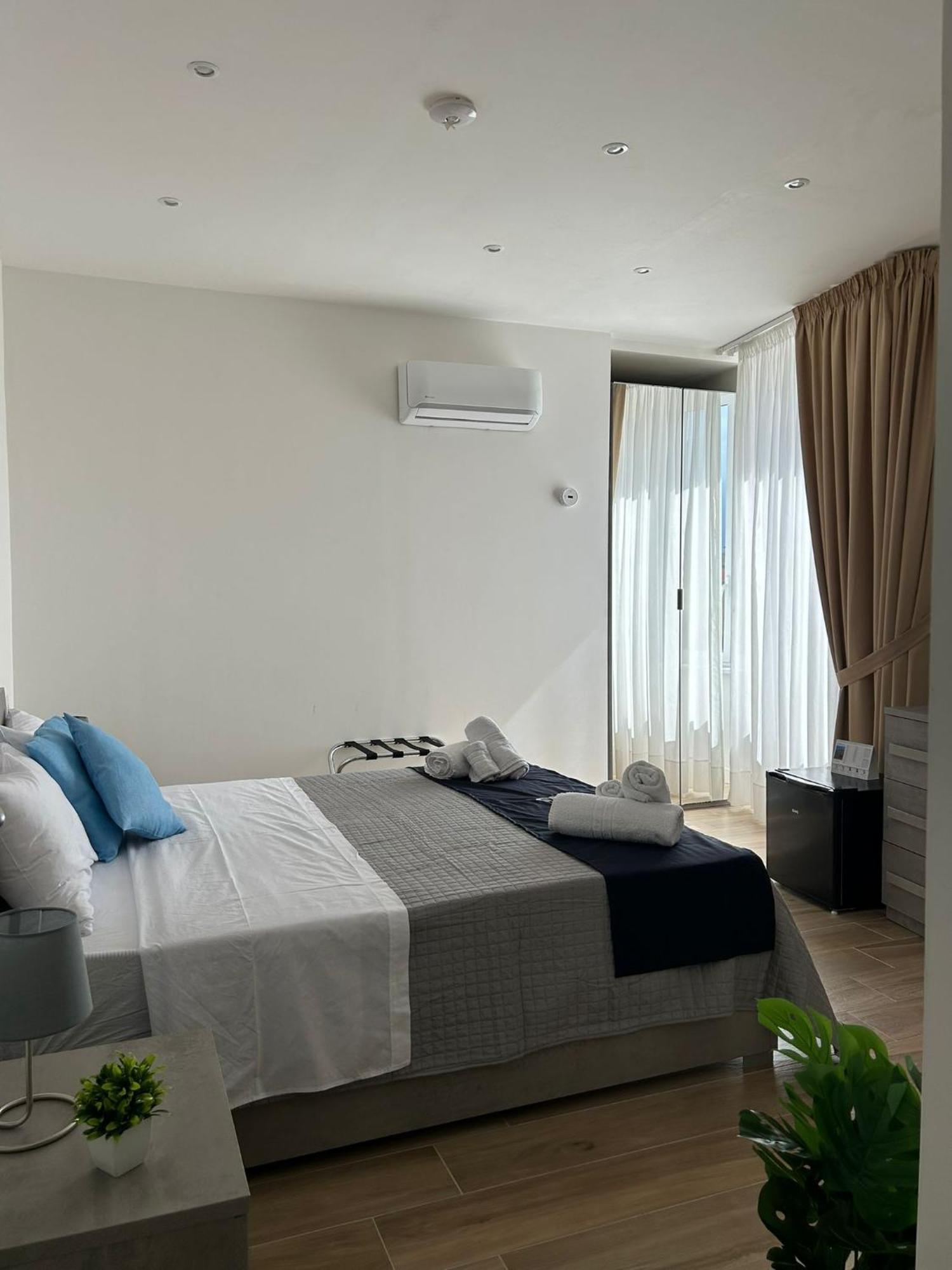 Giuly Suites & Rooms Naples Luaran gambar